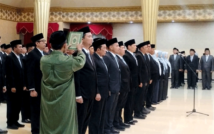 Prosesi pelantikan dan pengambilan sumpah 36 pejabat Administrator dan Pengawas di Pendopo Wahyawibawagraha, Jember, Jawa Timur, Rabu (16/9/2026) malam. (Foto: Fathur Rozi)