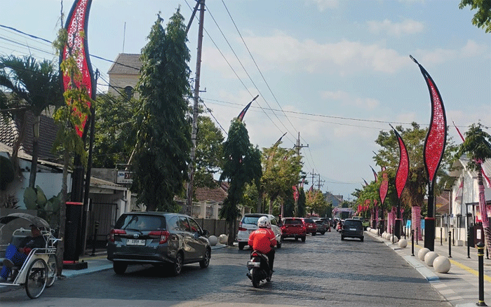 Gus Fawait Punya Mimpi Besar di Balik Warna Pink Jember, Bukan untuk Kepentingan Politik 1 Jalan R.A Kartini yang diproyeksikan menjadi kawasan Jember Street Food, dengan ornamen warna pink, Rabu (2/9/2026). (Foto: Fathur Rozi)