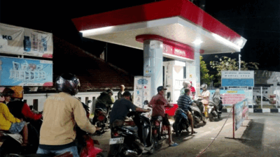 Antrean panjang di SPBU Gebang, Selasa malam (8/9/2026). (Foto: Fathur Rozi)