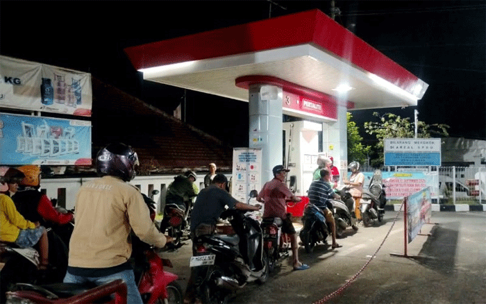 Antrean BBM Bikin Warga Susah, Pemkab Dorong Investor Tambah Jumlah SPBU di Jember 1 Antrean panjang di SPBU Gebang, Selasa malam (8/9/2026). (Foto: Fathur Rozi)