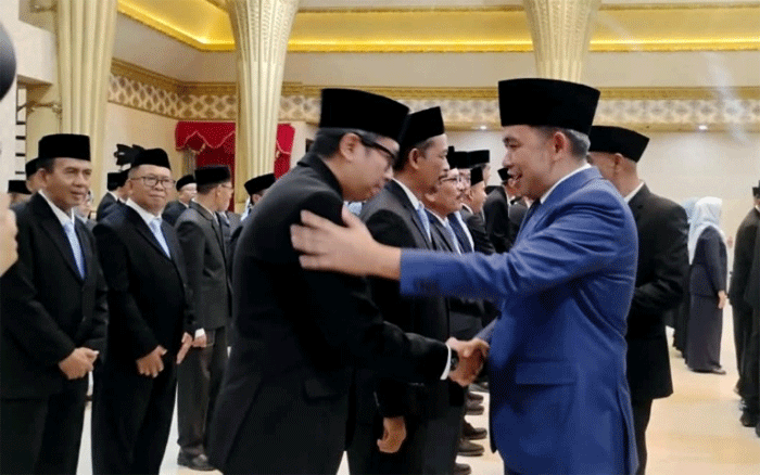 Lantik Puluhan Pejabat Pemkab, Bupati Jember Tekankan APBD Harus Dirasakan Seluruh Warga 1 Bupati Muhammad Fawait, mengucapkan selamat kepada pejabat yang baru dilantik di Pendopo Wahyawibawagraha, Jember, Jawa Timur, Rabu (16/9/2026) malam. (Foto: Fathur Rozi)