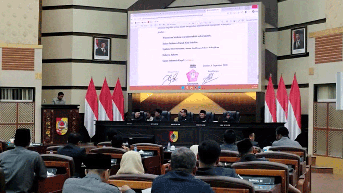 Suasana rapat paripurna P-APBD 2026 di Kantor DPRD yang dihadiri oleh Bupati Jember, Muhammad Fawait, Jumat (4/9/2026). (Foto: Fathur Rozi)