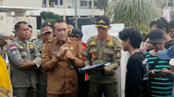 Pemkab Jember Siapkan Revitalisasi Tiga Lantai, Tata Kelola Pasar Tanjung Segera Diperbaiki 2 Asisten II Perekonomian dan Pembangunan Pemkab Jember, Ratno Cahyadi Sembodo, saat menemui massa yang menyampaikan aspirasi tentang Pasar Tanjung di depan kantor Pemkab Jember, Selasa (15/9/2026). (Foto: Fathur Rozi)