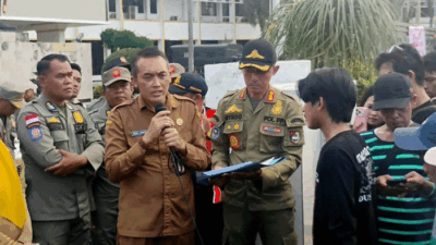 Pemkab Jember Siapkan Revitalisasi Tiga Lantai, Tata Kelola Pasar Tanjung Segera Diperbaiki 8 Asisten II Perekonomian dan Pembangunan Pemkab Jember, Ratno Cahyadi Sembodo, saat menemui massa yang menyampaikan aspirasi tentang Pasar Tanjung di depan kantor Pemkab Jember, Selasa (15/9/2026). (Foto: Fathur Rozi)