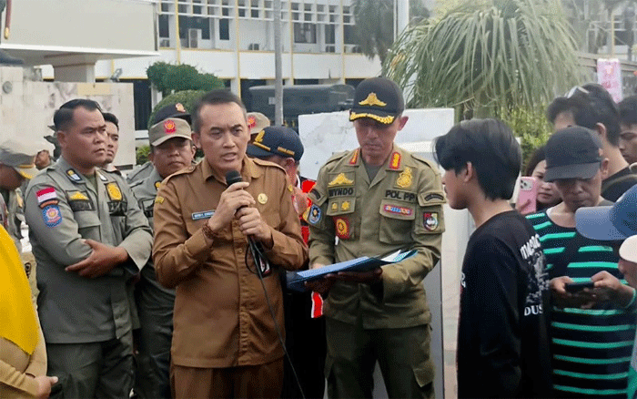 Pemkab Jember Siapkan Revitalisasi Tiga Lantai, Tata Kelola Pasar Tanjung Segera Diperbaiki 1 Asisten II Perekonomian dan Pembangunan Pemkab Jember, Ratno Cahyadi Sembodo, saat menemui massa yang menyampaikan aspirasi tentang Pasar Tanjung di depan kantor Pemkab Jember, Selasa (15/9/2026). (Foto: Fathur Rozi)