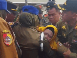 Belum Sembuh Total dari Sakit, Kepala Diskopumdag Jember Pingsan Saat Demo Mahasiswa Soal Pengelolaan Pasar Tanjung