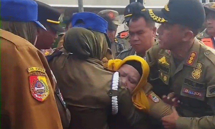 Belum Sembuh Total dari Sakit, Kepala Diskopumdag Jember Pingsan Saat Demo Mahasiswa Soal Pengelolaan Pasar Tanjung 1 Kepala Diskopumdag Jember, Sartini, seketika pingsan di tengah aksi demo tentang pengelolaan Pasar Tanjung, Selasa (15/9/2026). (Foto: Fathur Rozi)