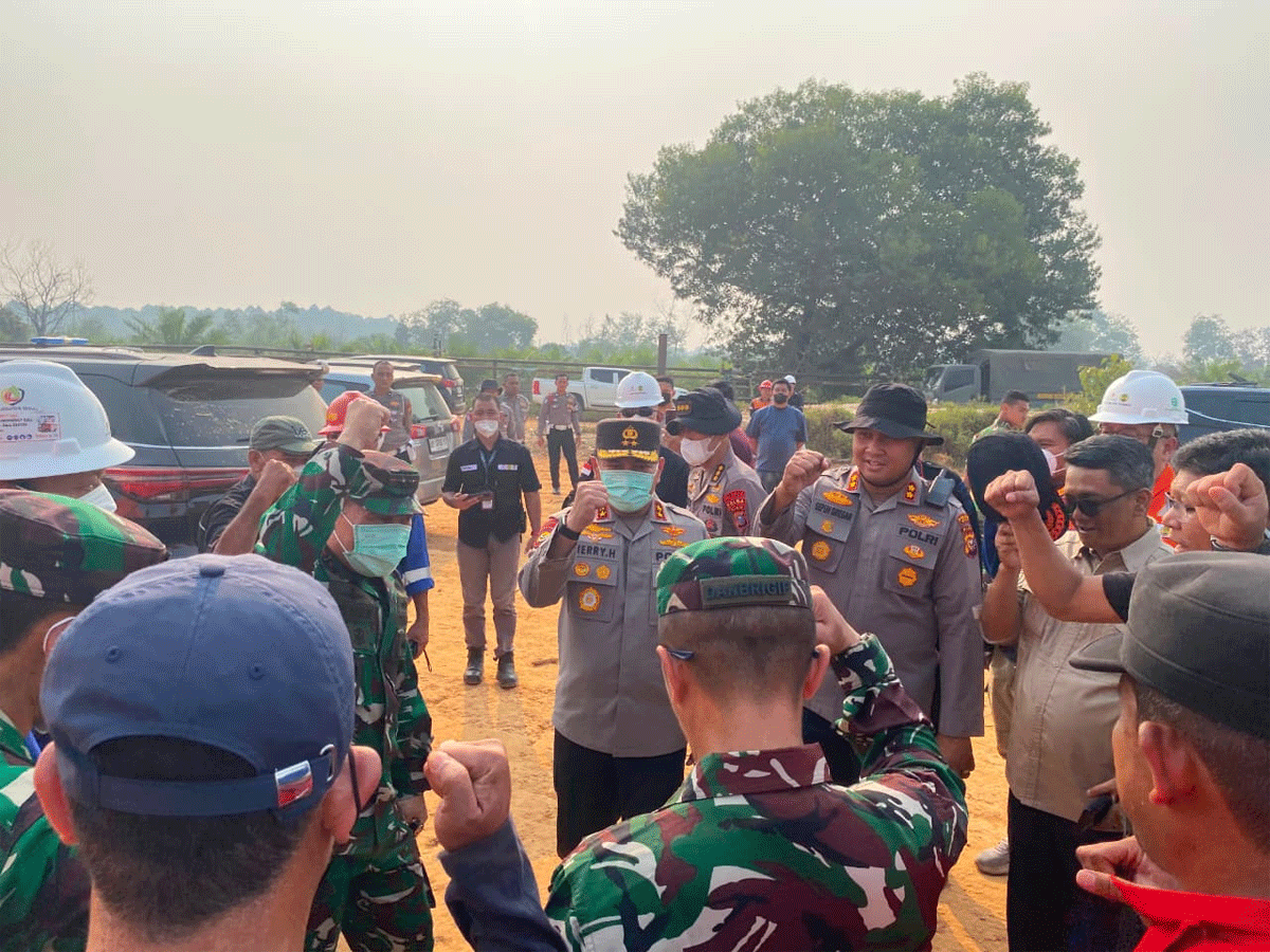 Hotspot Karhutla Riau Meledak! Kapolda-Pangdam Turun Langsung, Empat Kabupaten Jadi Sorotan 1 Hotspot Karhutla Riau Meledak! Kapolda-Pangdam Turun Langsung, Empat Kabupaten Jadi Sorotan