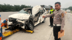 Petugas melakukan olah TKP di lokasi kecelakaan.