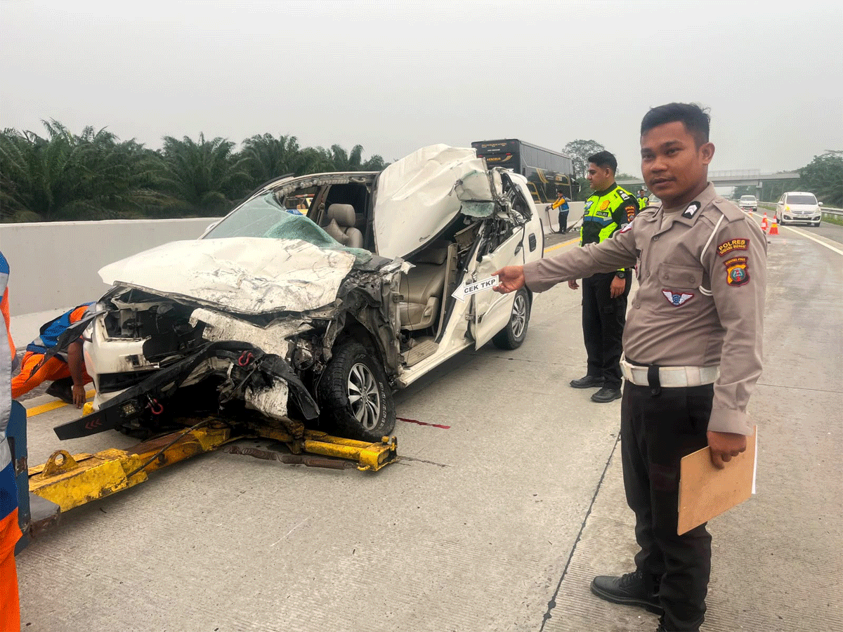 Innova Tabrak Belakang Truk di Tol Medan-Tebing Tinggi KM 66, Satu Penumpang Tewas 1 Petugas melakukan olah TKP di lokasi kecelakaan.