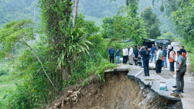 Bupati Agam Tinjau Jalan Provinsi yang Lumpuh Akibat Longsor di Palembayan