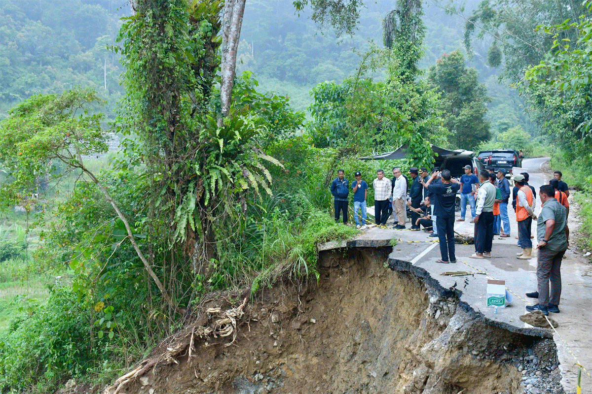 Hujan Deras, Jalan Provinsi Terban, Akses Warga Terganggu 1 Bupati Agam Tinjau Jalan Provinsi yang Lumpuh Akibat Longsor di Palembayan