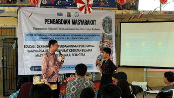 Fakultas Kedokteran Unand Pengabdian Masyarakat di PKBM Suka Maju Sejahtera, Say No to Narkoba, Gadget dan Game Online Berlebihan 1 Psikiater memberikan edukasi tentang pencegahan perilaku adiktif pada remaja Pusat Kegiatan Belajar Masyarakat (PKBM) Suka Maju Sejahtera dalam kegiatan pengabdian masyarakat yang diadakan Departemen Psikiatri Fakultas Kedokteran Universitas Andalas.