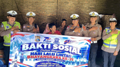 Kasat Lantas Polres Sergai AKP Gokma W. Silitonga serahkan bantuan kepada warga Sambut hari lalulintas Bhayangkara ke-71
