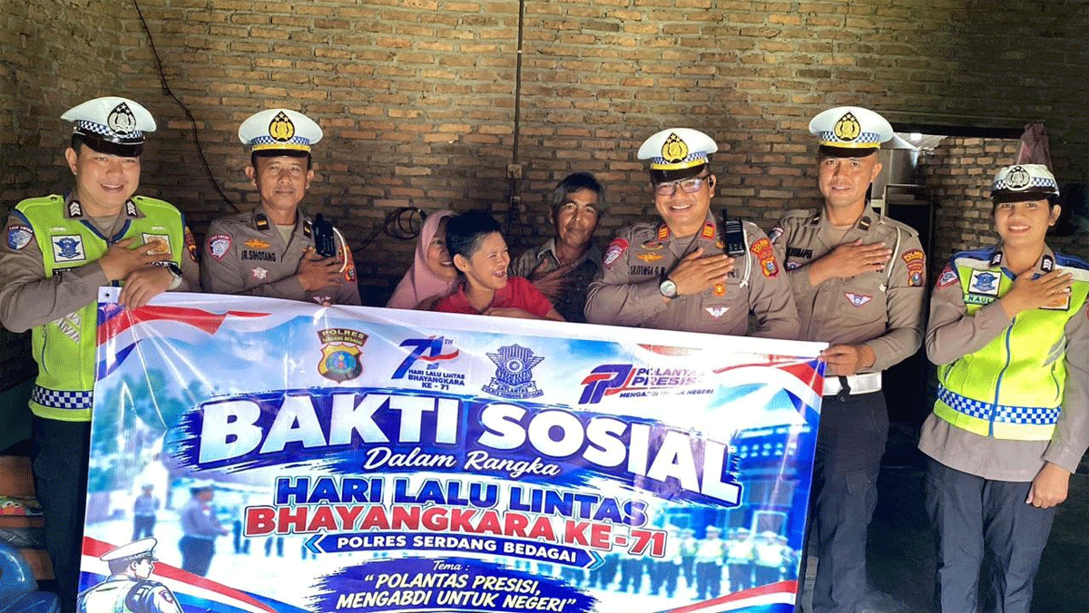 Kasat Lantas Polres Sergai AKP Gokma W. Silitonga serahkan bantuan kepada warga Sambut hari lalulintas Bhayangkara ke-71