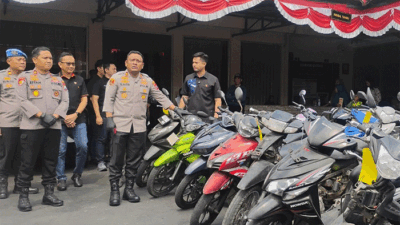 Kapolres Jember, AKBP Alaiddin menunjukkan motor barang bukti pencurian yang diungkap oleh jajarannya, Selasa (1/9/2026). (Foto: Fathur Rozi)