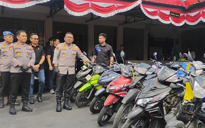 Kapolres Jember, AKBP Alaiddin menunjukkan motor barang bukti pencurian yang diungkap oleh jajarannya, Selasa (1/9/2026). (Foto: Fathur Rozi)