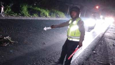 Polisi olah TKP di lokasi kecelakaan.
