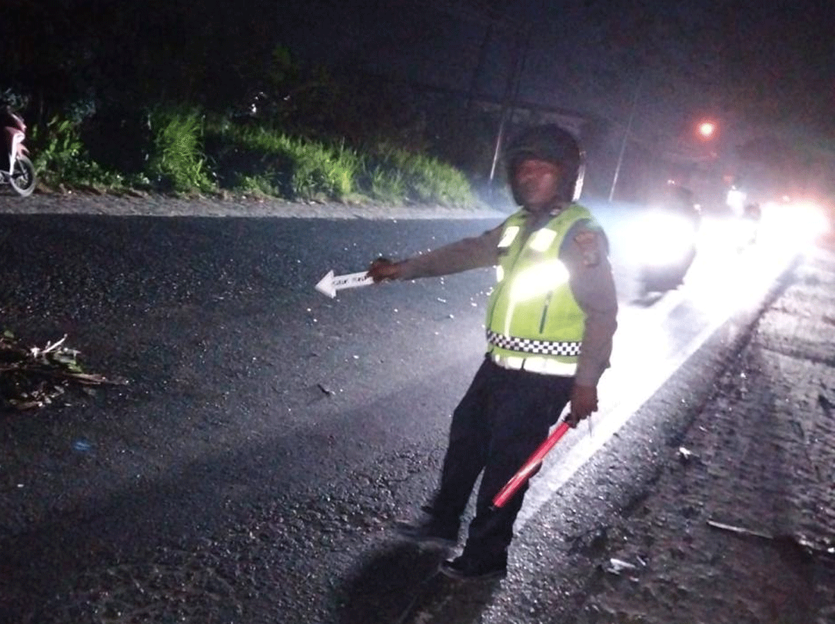Laka Lantas Beruntun di Perbaungan, Pengendara Motor Tewas Usai Tabrak Minibus dan Kontainer 1 Polisi olah TKP di lokasi kecelakaan.