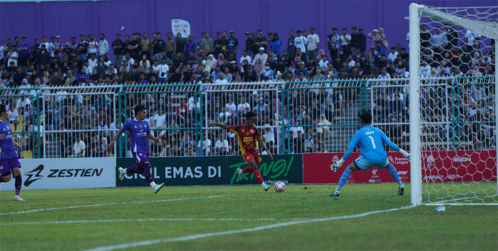 Pertandingan Semen Padang FC dengan PSGC.