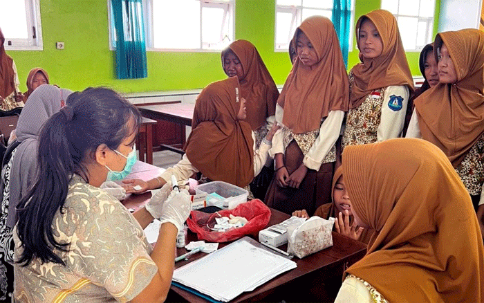 Sejumlah siswa SMPN 3 Puger tampak antusias mengikuti pemeriksaan kesehatan gratis oleh petugas kesehatan Puskesmas Puger, Kamis (03/09/2026). (Foto: Istimewa)