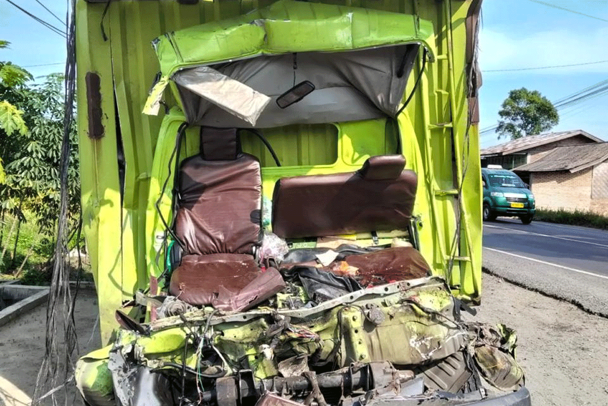 Truk Box Tabrak Tronton di Tol KM 54.700 Sergai, Tiga Orang Tewas 1 Kondisi truk usai kecelakaan