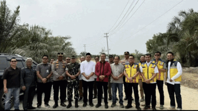Wakil Bupati Bungo Tri Wahyu Hidayat bersama anggota DPR, Edy Purwanto tinjau jalan yang akan dibangun. (bungokab.go.id)