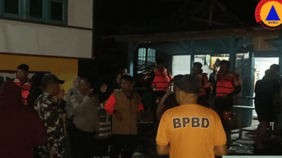 Petugas gabungan yang mengevakuasi warga