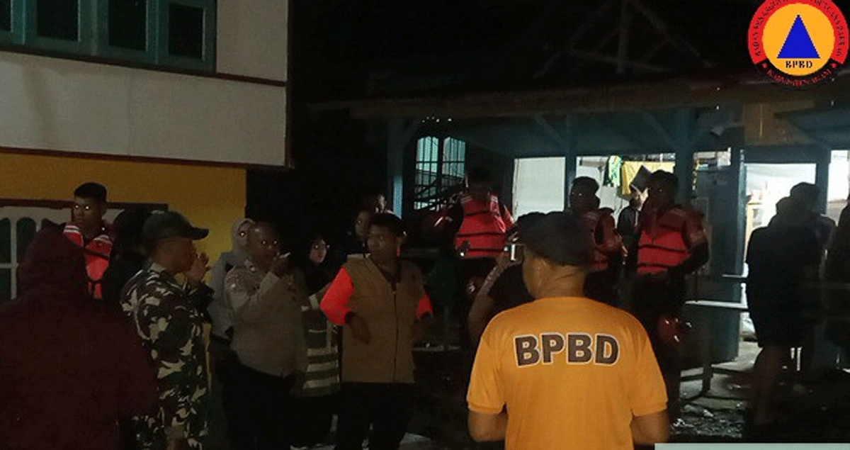 Petugas gabungan yang mengevakuasi warga