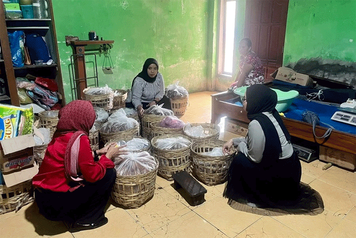 Aktivitas perajin gula merah di Desa Jugosari, Kecamatan Candipuro, Kabupaten Lumajang, Jawa Timur, untuk membangun merek sendiri dan memperluas jangkauan pemasaran. (Foto: Ayu untuk liputankini.com)