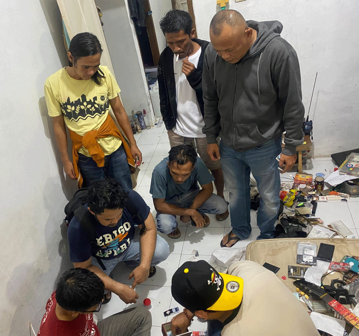 Digerebek Tengah Malam di Dharmasraya, Oknum PNS Diciduk Polisi, Sabu dan Sejumlah Barang Bukti Diamankan 1 Penggeledahan di TKP