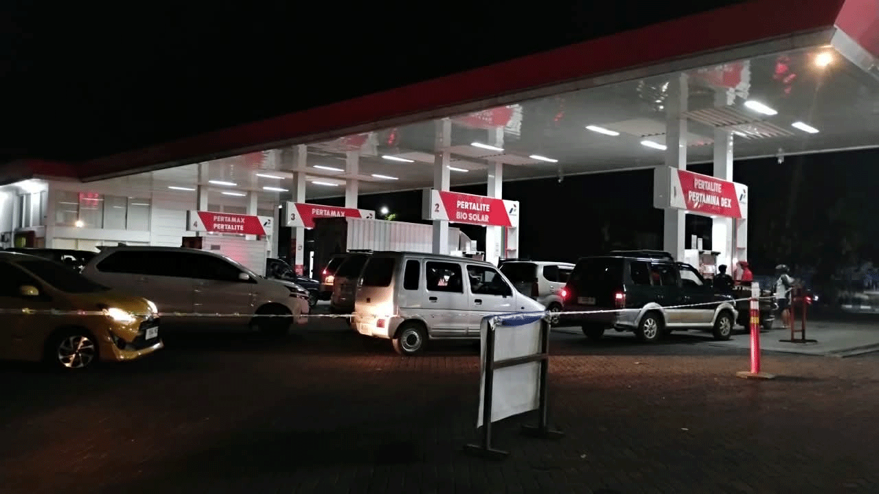 Antrean Panjang di Sejumlah SPBU Jember, Pertamina Sebut Bukan Akibat Kelangkaan BBM 1 Antrean di SPBU Pasar Sabtuan, yang saking panjangnya antrean perlu mengitari gedung di SPBU tersebut, Rabu (14/10/2026). (Foto: Fathur Rozi)