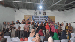 Puluhan Paket Sembako Dibagikan di Belawan, KBB dan Subdenpom I/5-1 Perkuat Kepedulian Sosial 2 Foto bersama usai penyerahan bantuan