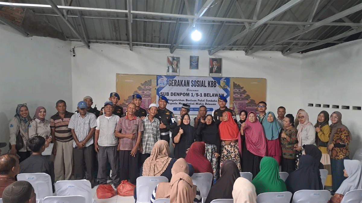 Puluhan Paket Sembako Dibagikan di Belawan, KBB dan Subdenpom I/5-1 Perkuat Kepedulian Sosial 1 Foto bersama usai penyerahan bantuan
