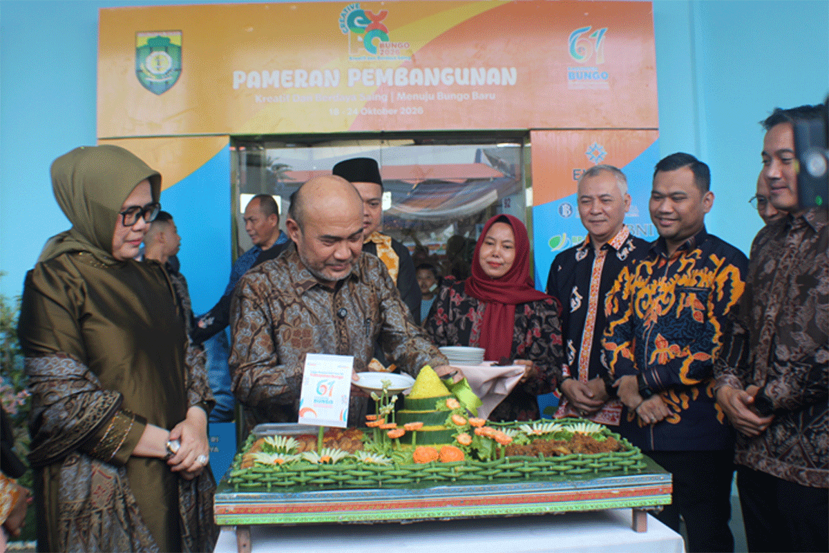Pemotongan tumpeng oleh Bupati Bungo tanda dibukanya Pameran Pembangunan dan Bazar UMKM Kreatif. (bungokab.go.id)
