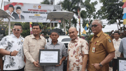 Petani di Kabupaten Bungo Terima Traktor dari Anggota DPR, Ini Kata Bupati Dedy Putra 2 Foto bersama di sela penyerahan bantuan kendaraan roda tiga dan traktor dari anggota DPRRI Rocky Candra. (bungokab.go.id)