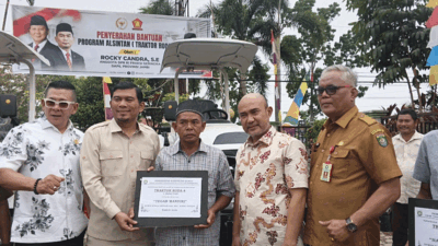 Petani di Kabupaten Bungo Terima Traktor dari Anggota DPR, Ini Kata Bupati Dedy Putra 8 Foto bersama di sela penyerahan bantuan kendaraan roda tiga dan traktor dari anggota DPRRI Rocky Candra. (bungokab.go.id)