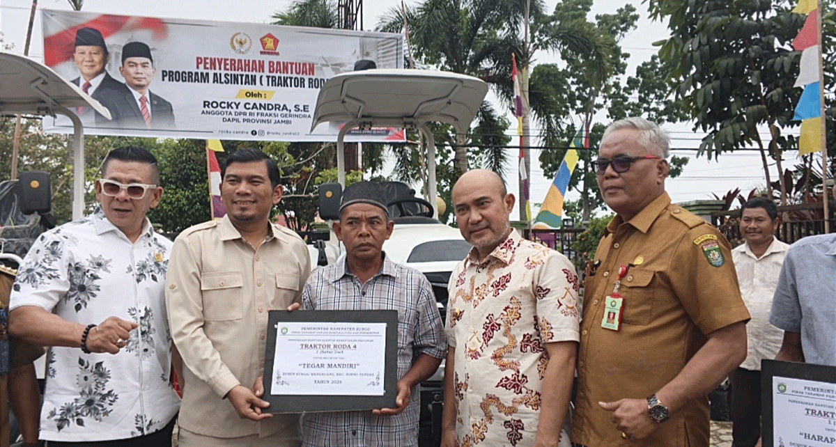 Petani di Kabupaten Bungo Terima Traktor dari Anggota DPR, Ini Kata Bupati Dedy Putra 1 Foto bersama di sela penyerahan bantuan kendaraan roda tiga dan traktor dari anggota DPRRI Rocky Candra. (bungokab.go.id)
