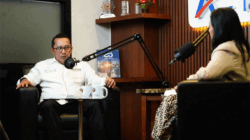 Efisiensi Anggaran dan Sinergi Pusat Jadi Kunci Percepatan Pembangunan Daerah 2 Bupati Eka Putra ketika wawancara. (Prokopim)