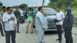 Tiba-tiba Bupati Siak Hentikan Perjalanan dan Turun dari Mobil, Ada Apa?