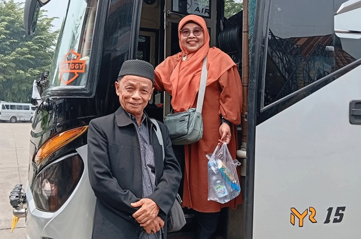 Buya dan istri di Terminal Bareh Solok.