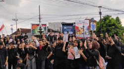 Aksi Mahasiswa dan Masyarakat Jember di depan Kantor DPRD setempat, Jumat (30/10/2026). (Foto: Fathur Rozi)