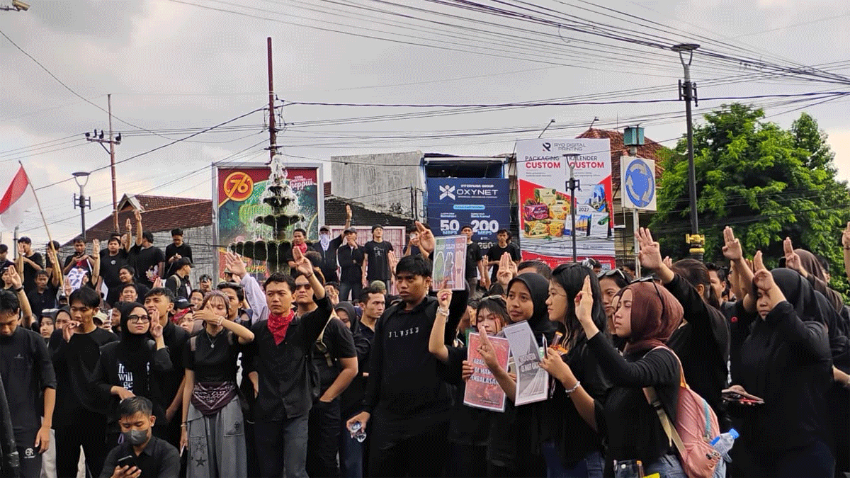 Aksi Mahasiswa dan Masyarakat Jember di depan Kantor DPRD setempat, Jumat (30/10/2026). (Foto: Fathur Rozi)