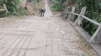 Warga perlu hati-hati kalau lewat jembatan ini.