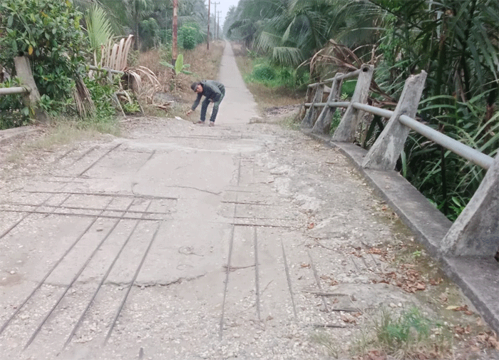 Gawat, Besi Jembatan Bermunculan, Pengendara Harap Berhati-hati 1 Warga perlu hati-hati kalau lewat jembatan ini.