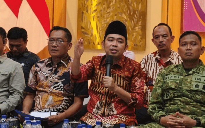Bupati Muhammad Fawait, bersama Forkompimda saat dialog bersama perwakilan pedagang Pasar Tanjung di Aula Dispendik Jember, Jumat (2/10/2026). (Foto: Fathur Rozi)
