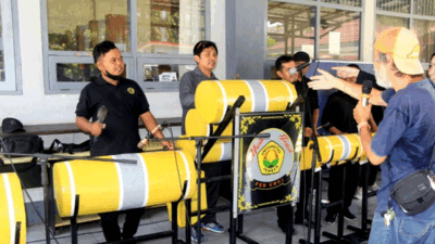 Shigeki Lida, saat melihat pertunjukan musik patrol di Unej, Rabu (7/10/2026). (Foto: Humas Unej)