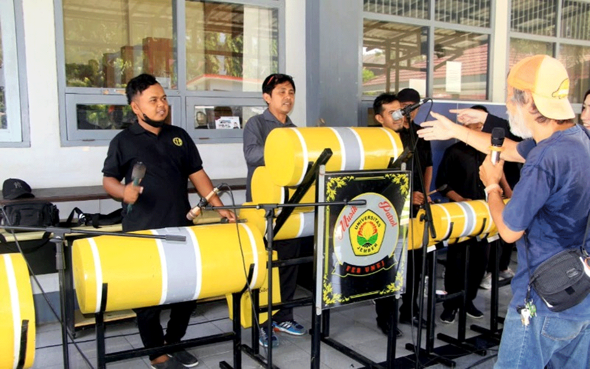 Shigeki Lida, saat melihat pertunjukan musik patrol di Unej, Rabu (7/10/2026). (Foto: Humas Unej)
