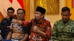 Gus Fawait Ambil Jalan Tengah, Sempat Ada Silang Pendapat Soal Jam Operasional Pikap Sayur di Pasar Sore 2 Bupati Jember, Muhammad Fawait rapat bersama perwakilan pedagang Pasar Tanjung di Aula Dispendik Jember, Jumat (2/10/2026). (Foto: Fathur Rozi)