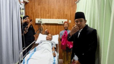 Bupati Jember, Muhammad Fawait menjenguk Amze Suminah (71) yang mendapatkan perawatan lanjutan di RSD Soebandi, Sabtu (10/10/2026) malam. (Foto: Diskominfo Jember)